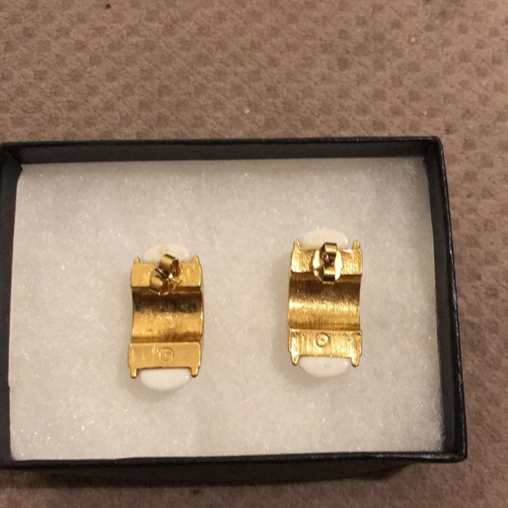 Vintage 1988 Avon Classic Twist White and Gold post earrings - Picture 3 of 3